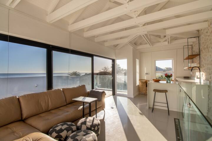 Sea, Mountains and Sunsets – Camps Bay Beach Villa gallery image 4