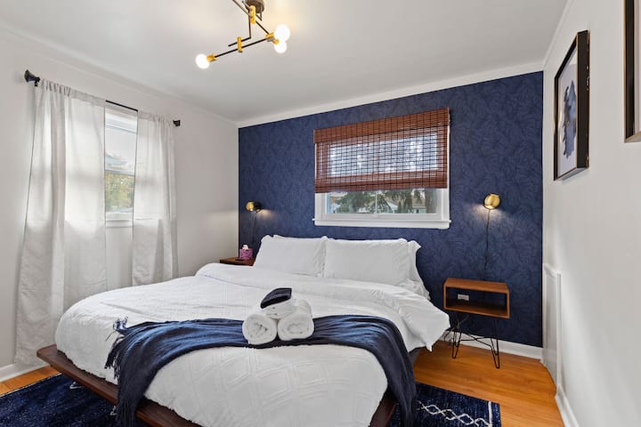 Спалня с голямо двойно легло