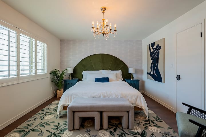 חדר שינה ראשי בוטיק. שילוב של ישן וחדש עם מצעים סגולים ומצעים קלים מערימת פשתן.  מיטת קינג סייז עם מגוון כריות לנוחיותכם. חדר ארונות גדול עם שידה מובנית כדי לשמור את הפריטים שלכם.