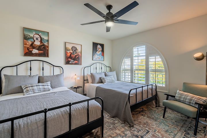 אני אקח כפול - כפול!  מזרן Nectar בגודל מלא כדי להשאיר את הצרות מאחור באמצעות לילה של שינה רציפה.  השאירו את חיות המחמד מאחור, אל דאגה, יש לנו כמה כדי להשגיח עליכם.  

חדר ארונות גדול כדי לאחסן פריטי נסיעה. 