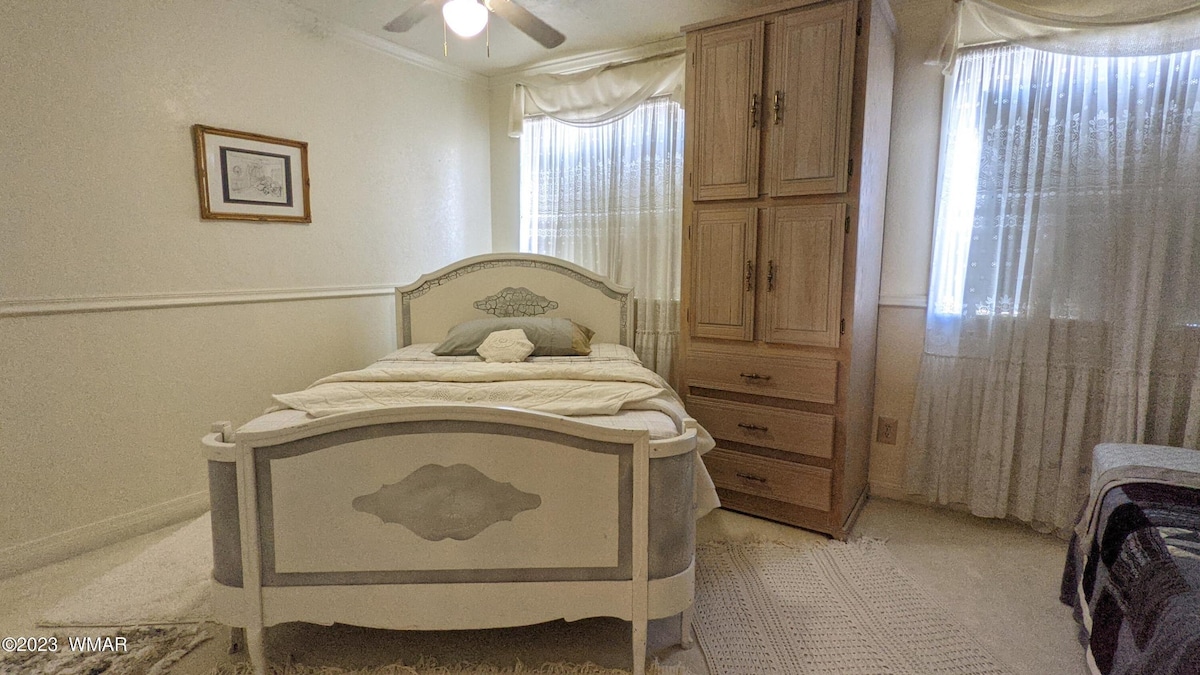 Спалня на горния етаж Пълноразмерно легло