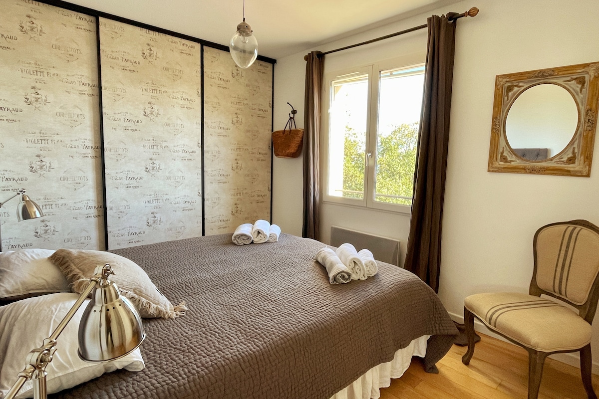 4e tweepersoonskamer op de eerste verdieping, met uitzicht over de Cote d'Azur