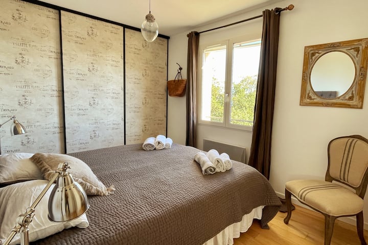 4e tweepersoonskamer op de eerste verdieping, met uitzicht over de Cote d'Azur