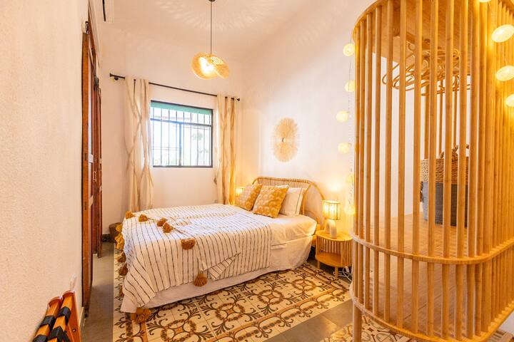 Spanish house- high ceilings and close to beach gallery image 4