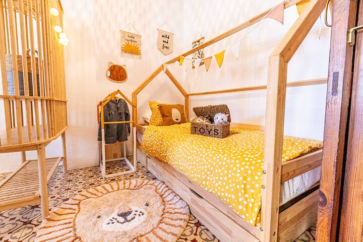 Spanish house- high ceilings and close to beach gallery image 3