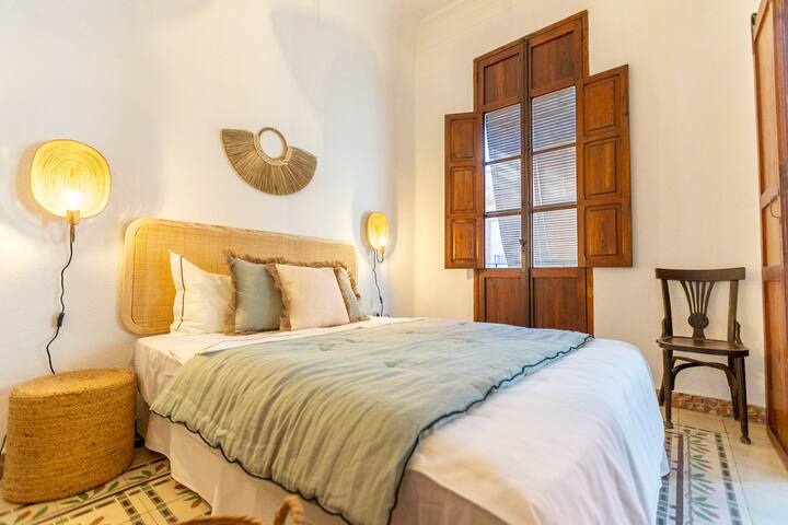 Spanish house- high ceilings and close to beach gallery image 5