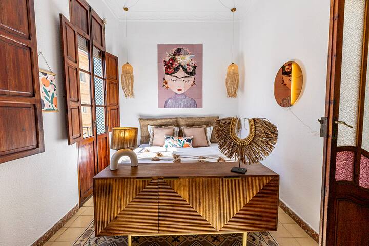 Spanish house- high ceilings and close to beach