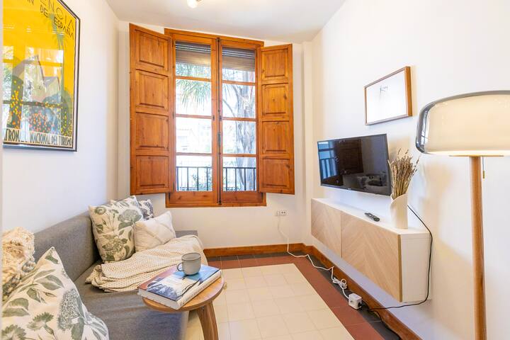 Spanish house- high ceilings and close to beach gallery image 2