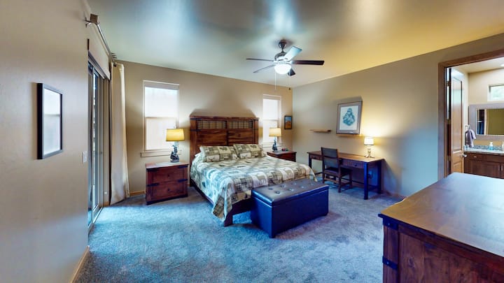 Главна спална соба со брачен кревет (широк 150-179 см), лизгач до поплочен двор, паметен телевизор, работна станица и сопствена бања.