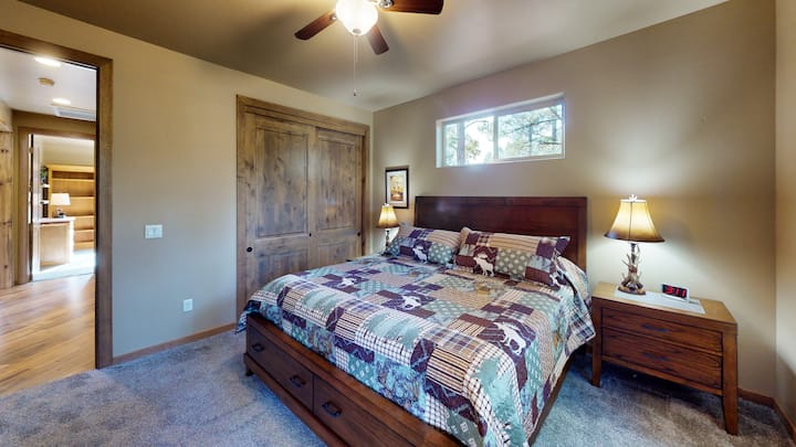 Гостинска спална соба со брачен кревет (широк 180 - 200 см)