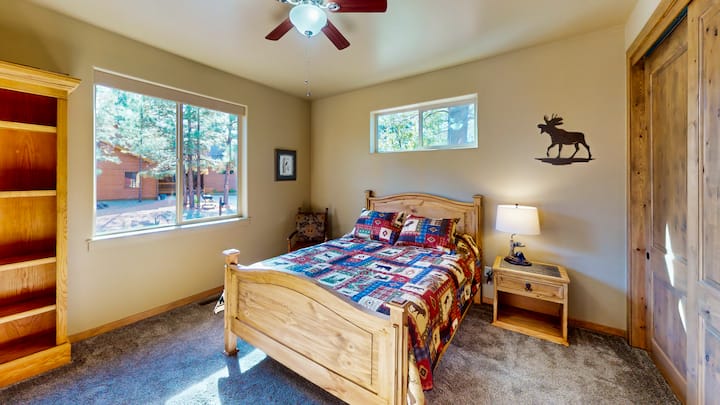 Гостинска спална соба со брачен кревет (широк 150-179 см).