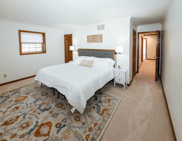 3rd en-suite located on the 3rd floor. King bed- Sleeps 2