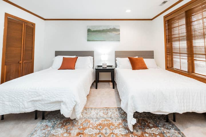 2nd en-suite located in the basement. 2 full beds. Sleeps 4
