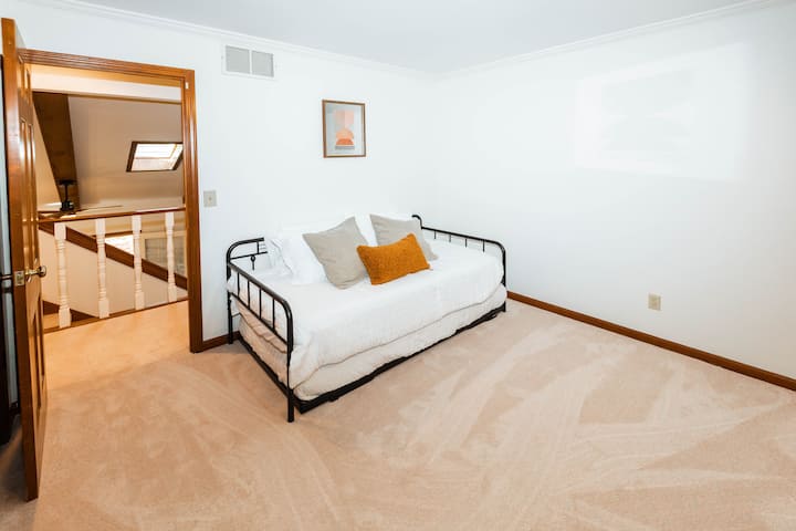 bedroom/office space. 2 Twins. sleeps 2