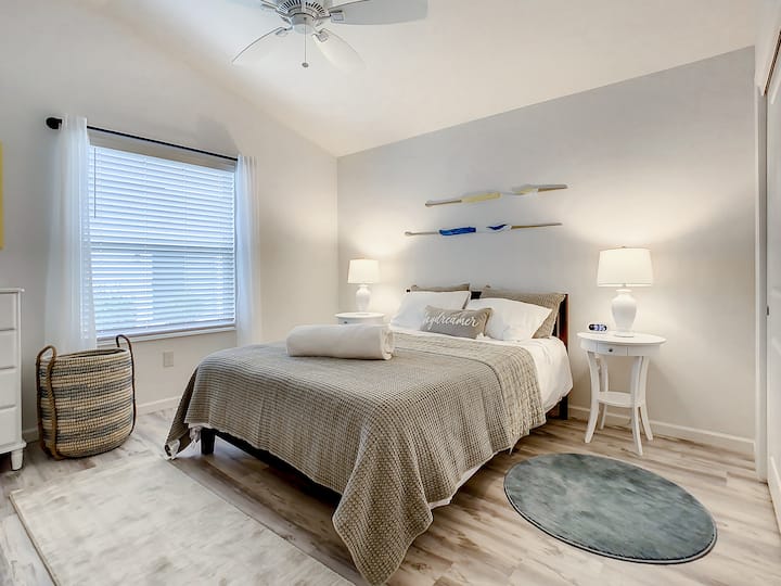 Spálňa pre hostí s novou pohodlnou manželskou posteľou Queen, luxusnou posteľnou bielizňou, komodou a veľkou skriňou.