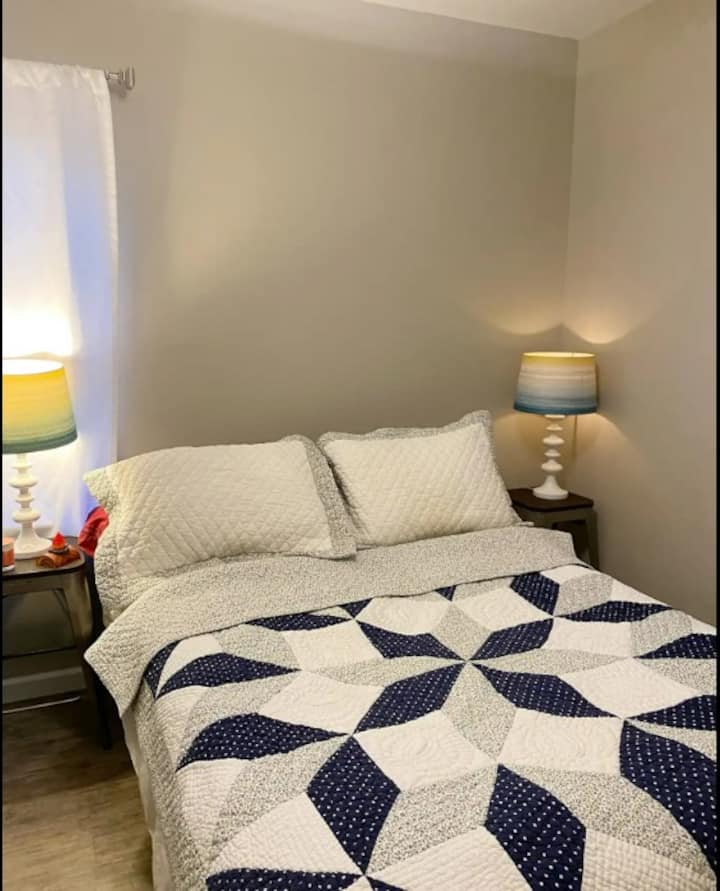 Dormitorio 2. Cama tamaño queen.