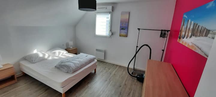 Dhoma e gjumit 1 nga 14 m².
Krevat 140/190 - jastëkë - jastëk.
Krevat fëmijësh për udhëtime.