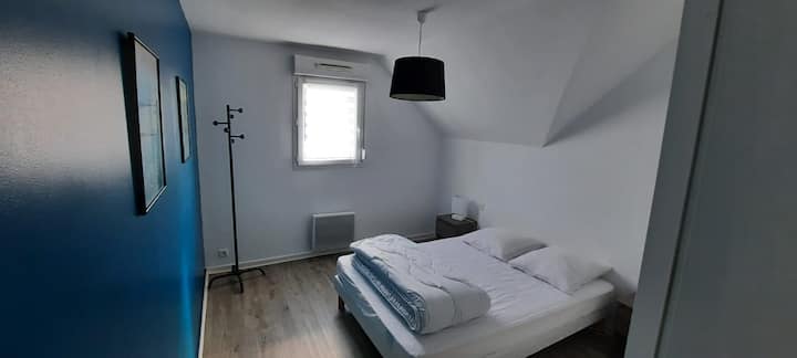 Dhoma e gjumit 2 - 11.5 m2
140/200 krevat - 2 jastëkë - jastëk.
Dollap me 2 dyer.