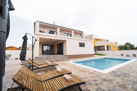 Basilica Villa West by Mercado