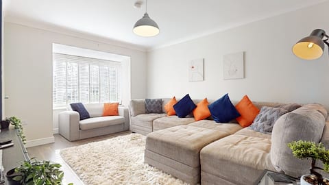 Rare find nr Cheshire Oaks, Sleeps 6 by restfully