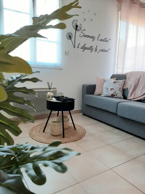 Close to airport on foot, Le Rêve Rose.