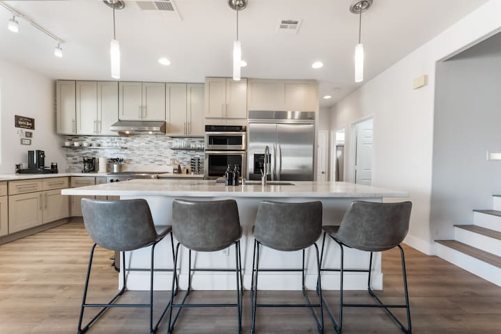 Luxury 6Br Villa w Pool and Outdoor Bar gallery image 2