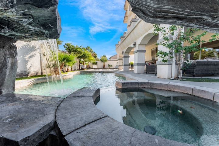 Luxury 6Br Villa w Pool and Outdoor Bar