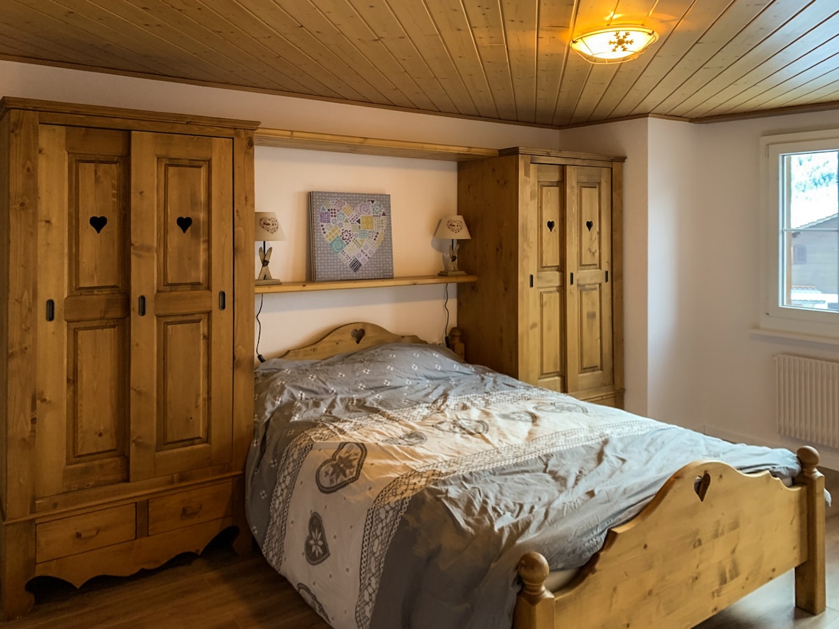 غرفة نوم واسعة مع أثاث مخصص للسرير