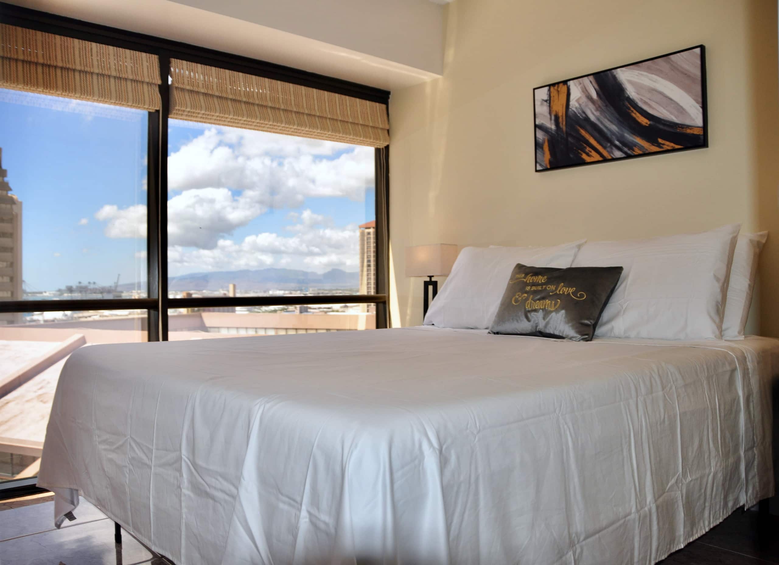 2BR+DEN Downtown Honolulu Ocean View Free Parking - Image 8