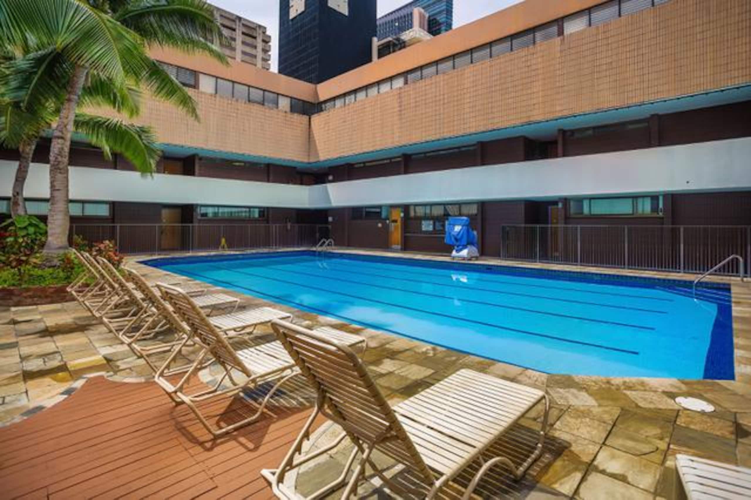 2BR+DEN Downtown Honolulu Ocean View Free Parking - Image 19