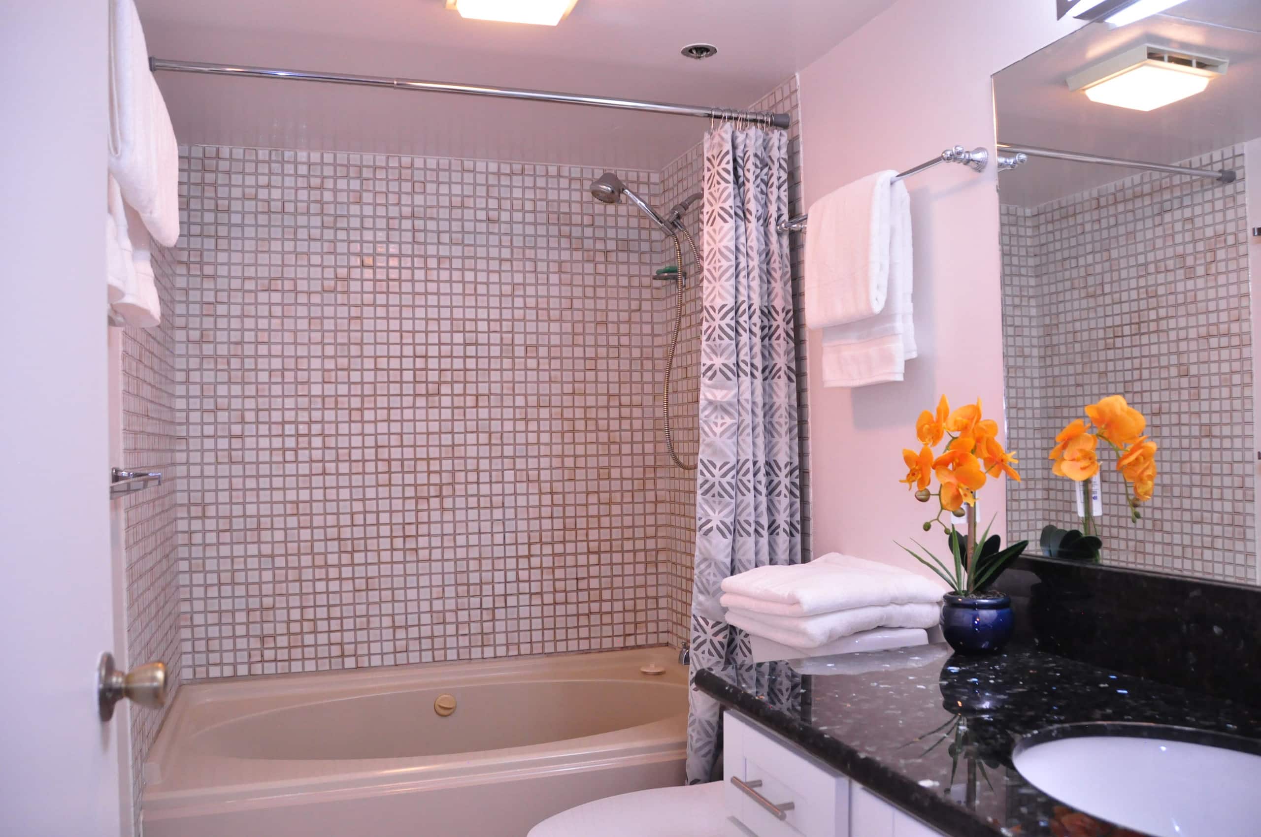 2BR+DEN Downtown Honolulu Ocean View Free Parking - Image 11