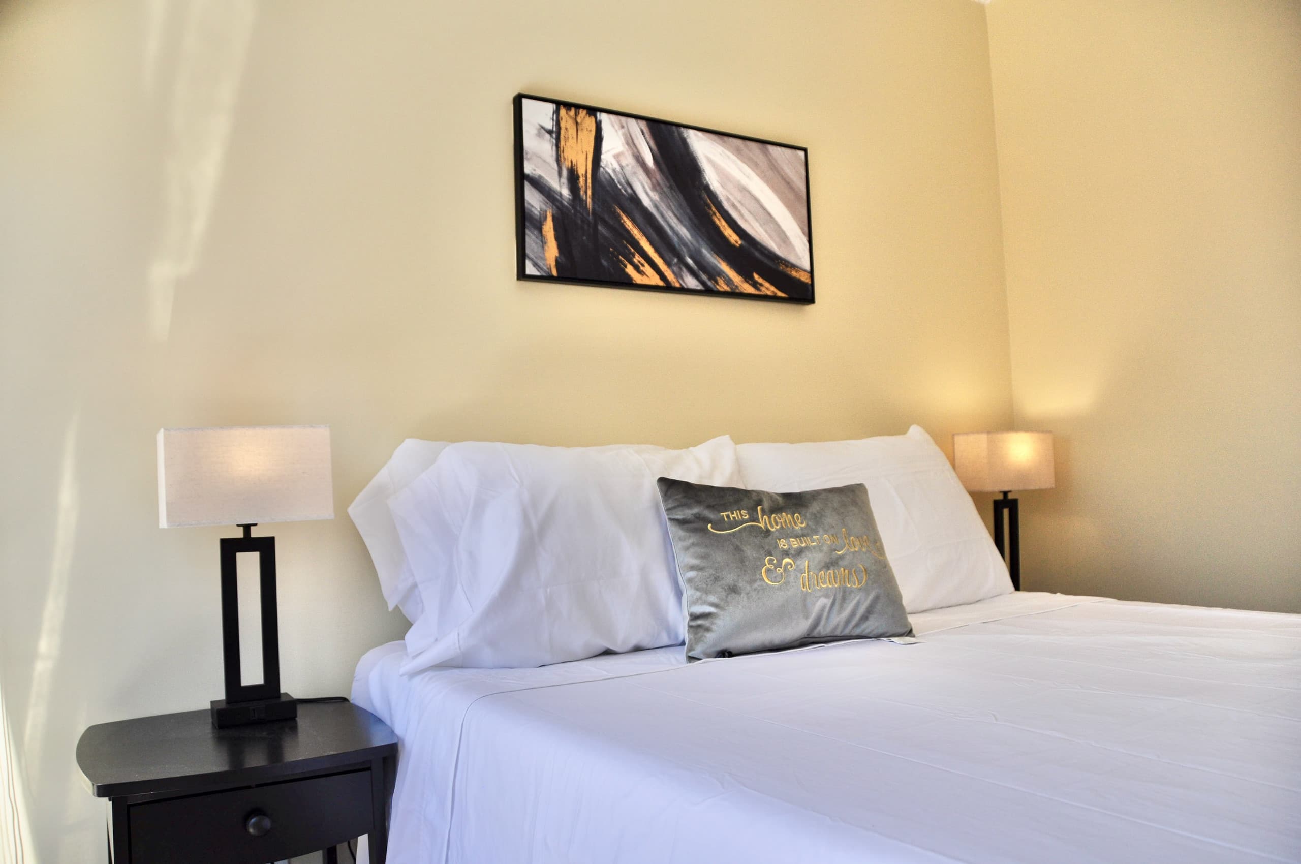 2BR+DEN Downtown Honolulu Ocean View Free Parking - Image 9