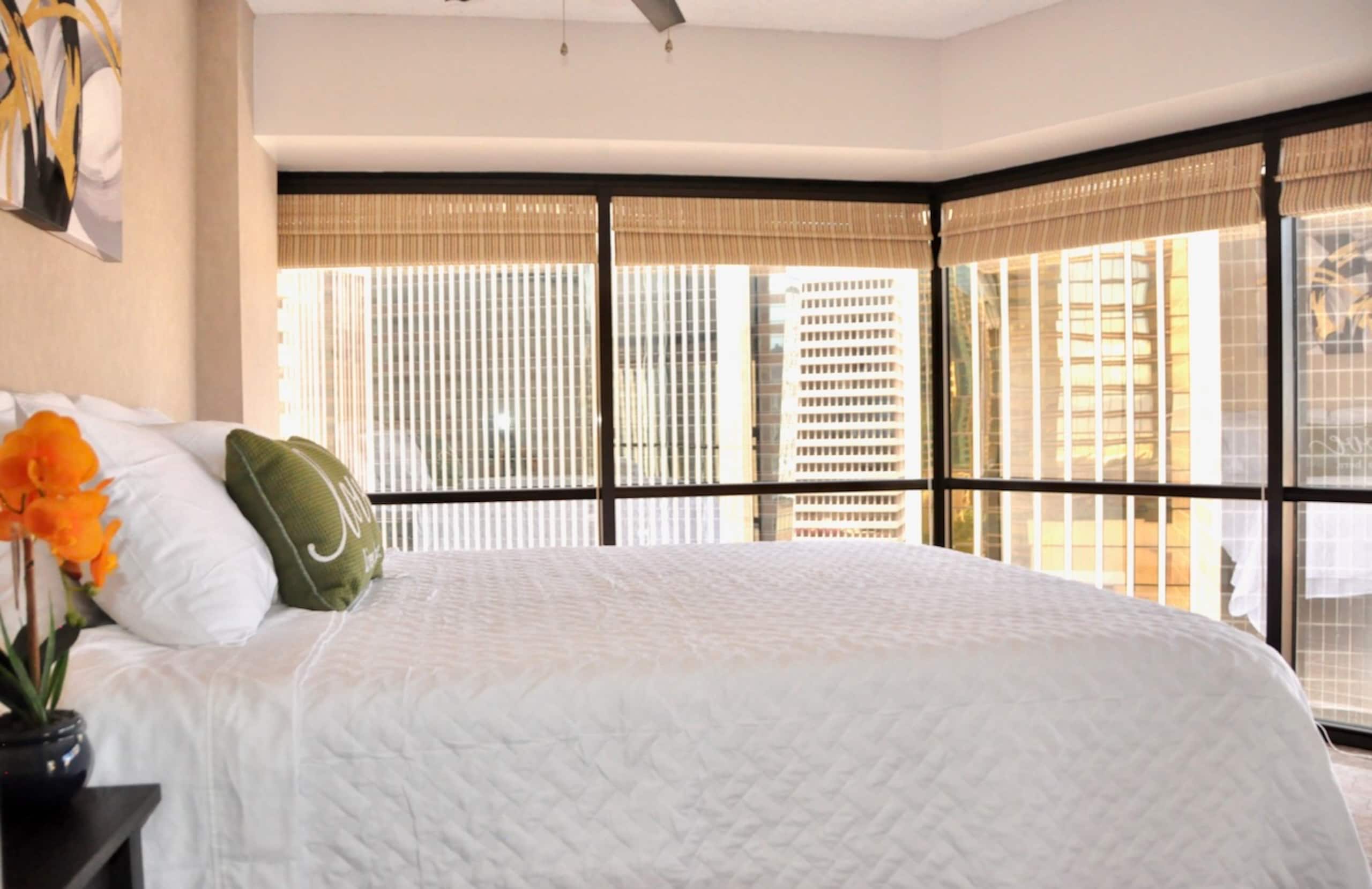2BR+DEN Downtown Honolulu Ocean View Free Parking - Image 5