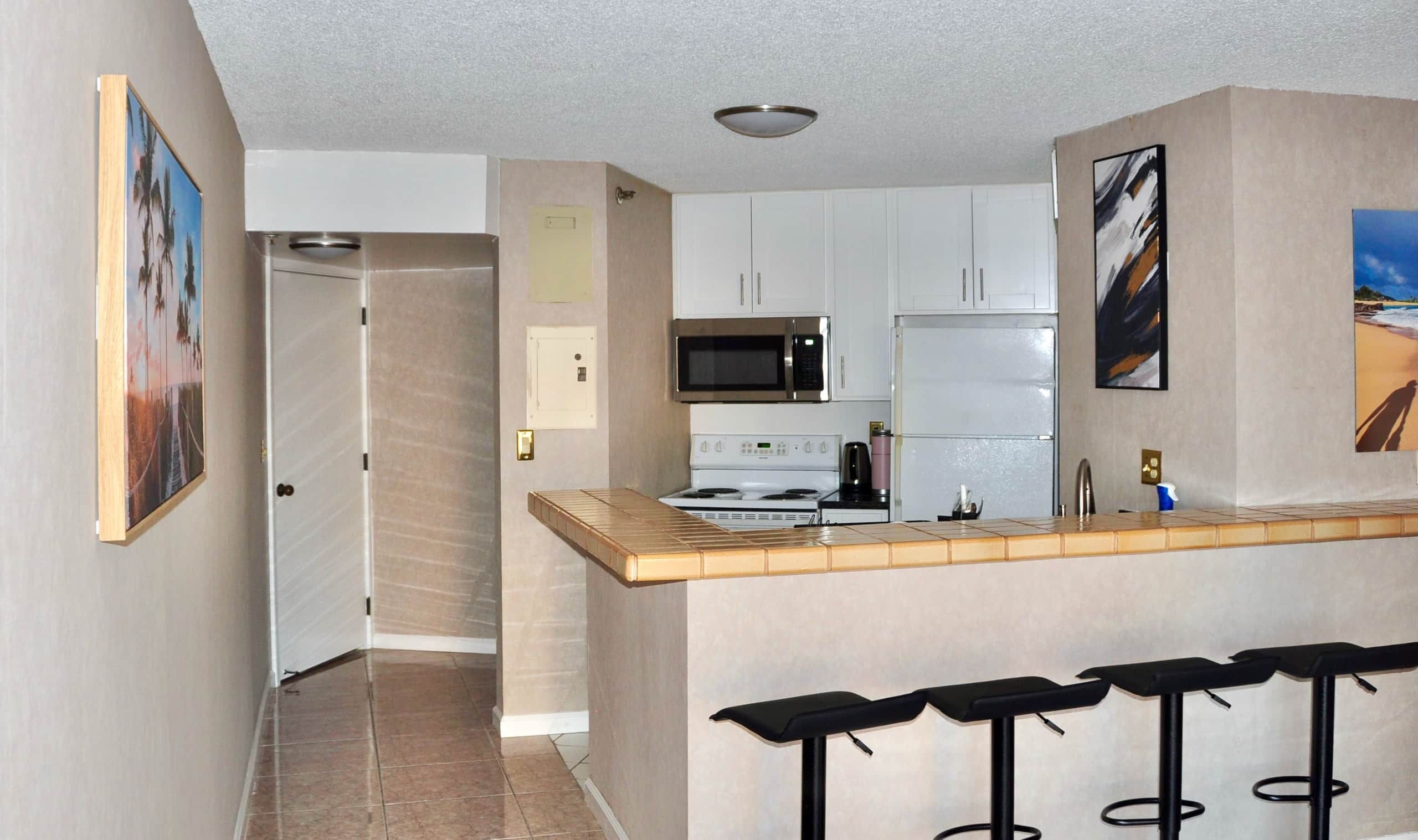 2BR+DEN Downtown Honolulu Ocean View Free Parking - Image 4