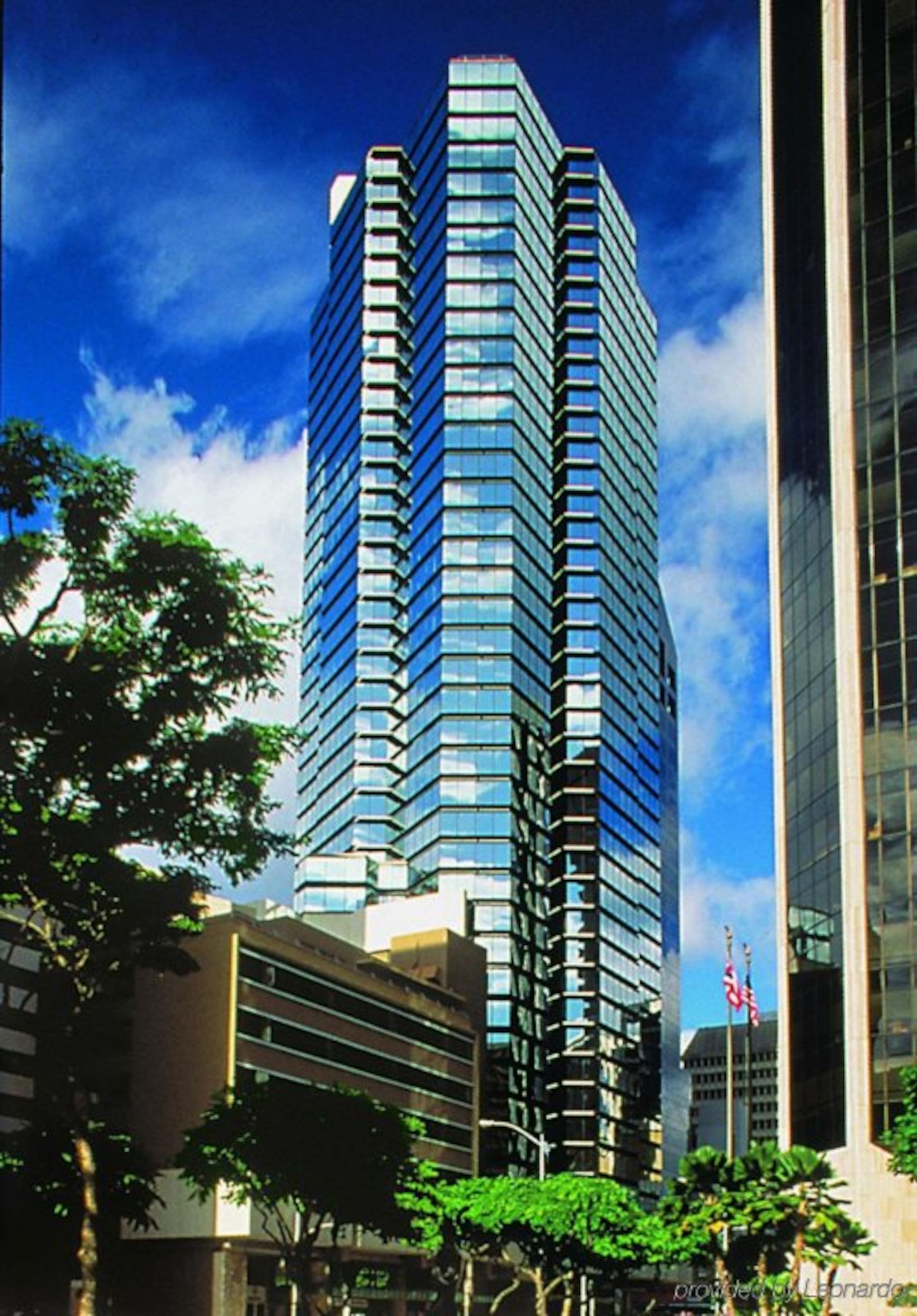 2BR+DEN Downtown Honolulu Ocean View Free Parking - Image 13