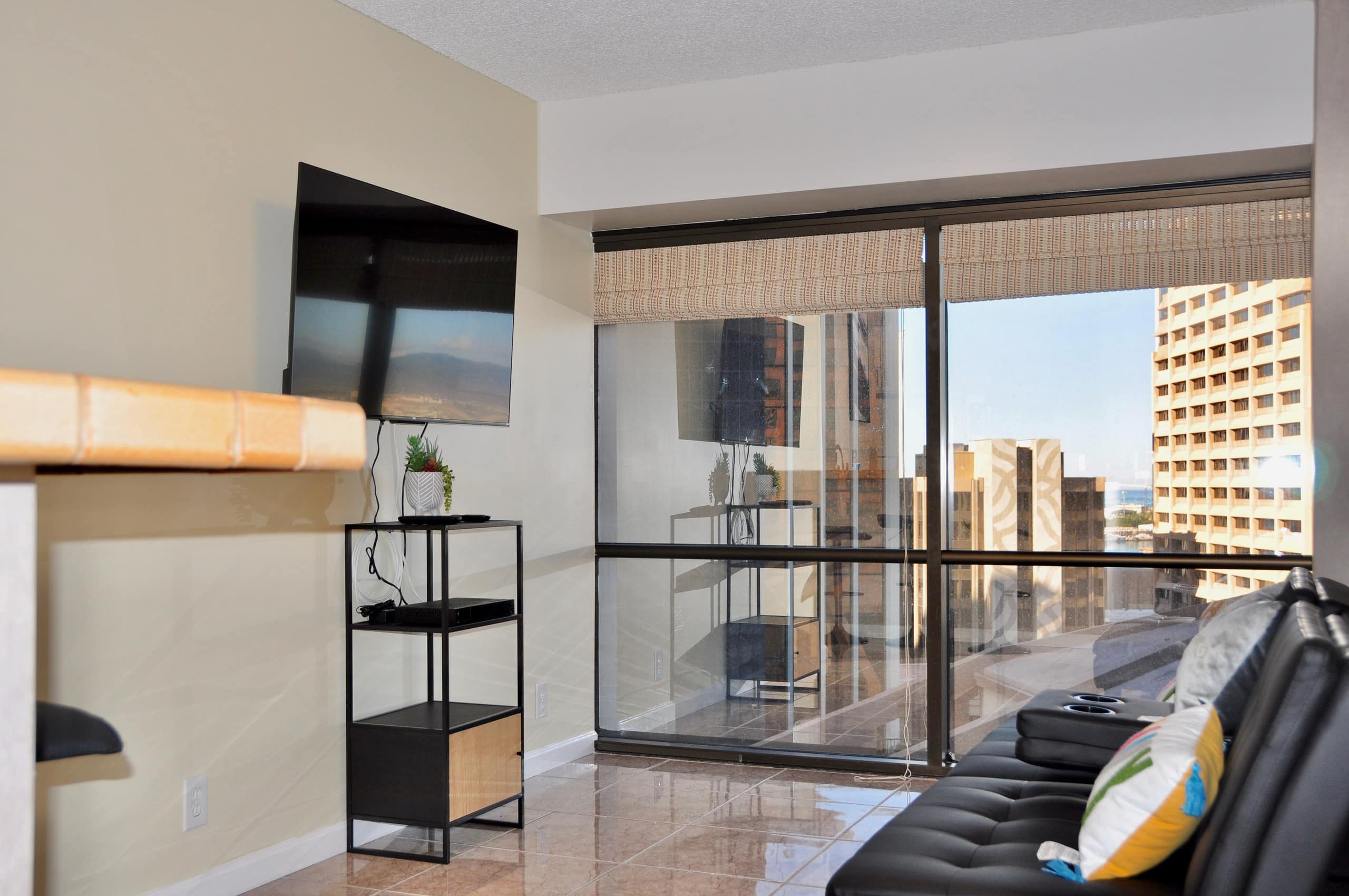 2BR+DEN Downtown Honolulu Ocean View Free Parking - Image 2
