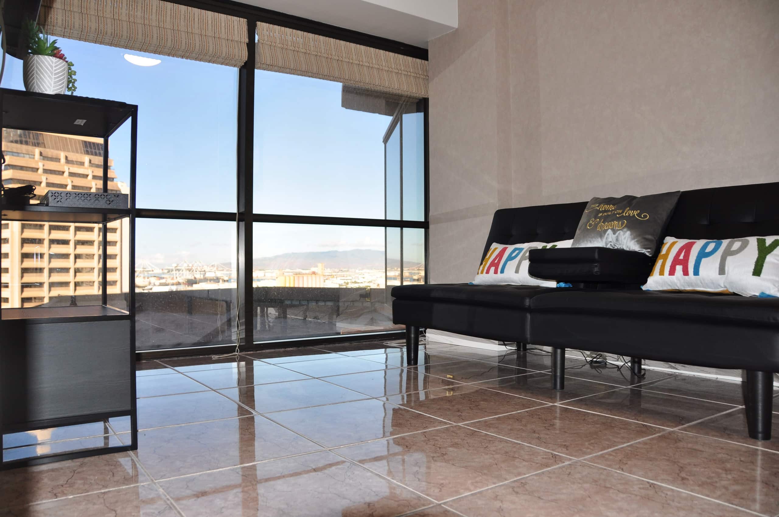 2BR+DEN Downtown Honolulu Ocean View Free Parking - Image 3