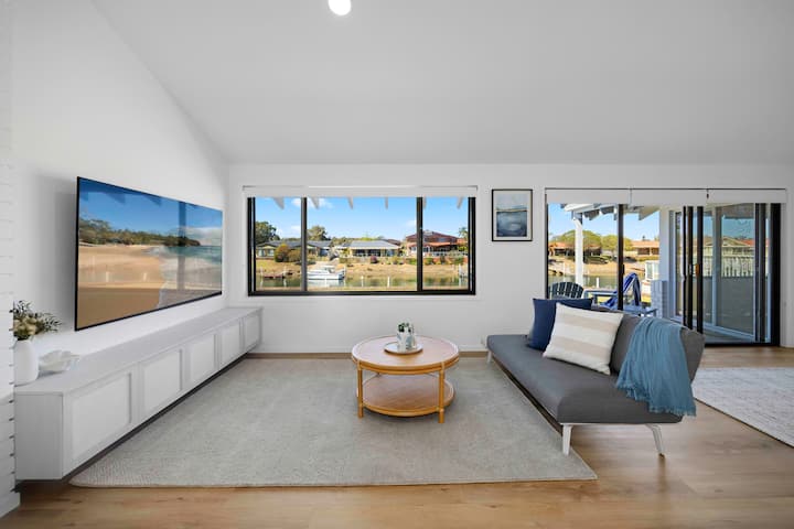Deja Bleu - Great Family Home With Jetty - Port Macquarie