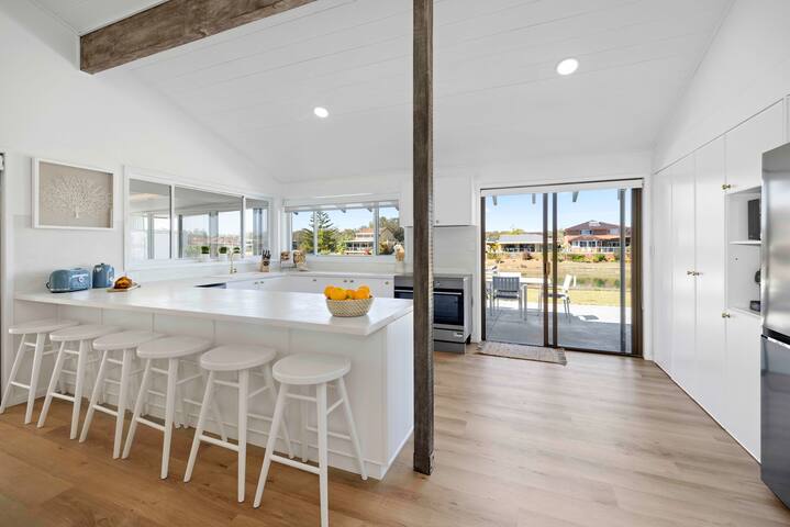 Deja Bleu – great family home with jetty gallery image 5