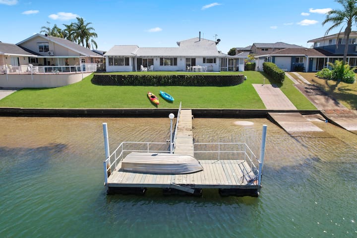 Deja Bleu – great family home with jetty