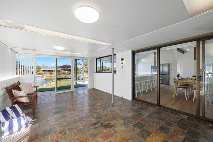 Deja Bleu – great family home with jetty gallery image 4