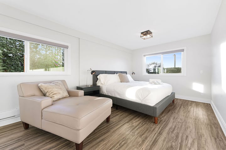 ห้องนอนคิงไซส์ที่ 4 ที่กว้างขวางและหรูหรามอบความสะดวกสบายและความเงียบสงบสำหรับการพักผ่อนที่ดีที่สุดของคุณในเซอร์เรย์