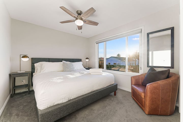 ผ่อนคลายอย่างหรูหราในห้องนอนคิงไซส์ที่สองนี้มอบความสะดวกสบายที่กว้างขวางและสถานที่พักผ่อนที่เงียบสงบเพื่อการพักผ่อนที่ดีที่สุด