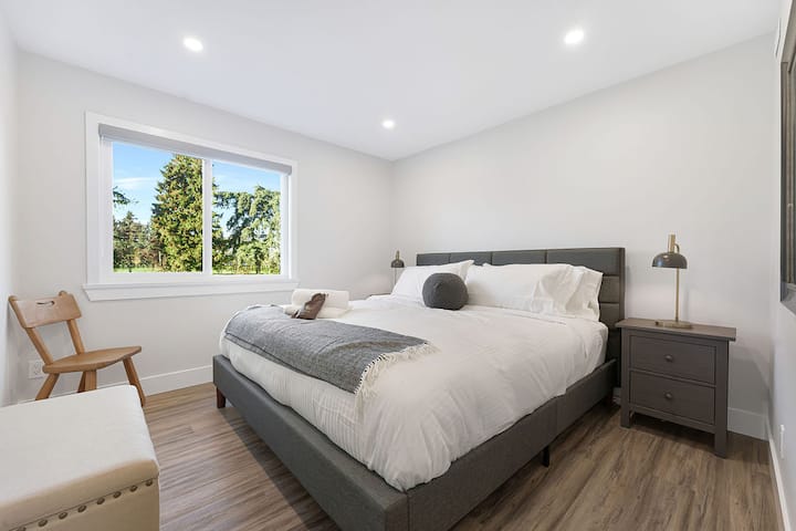 สัมผัสความสะดวกสบายสูงสุดในห้องนอนคิงไซส์ที่ 5 สถานที่พักผ่อนที่กว้างขวางมอบความหรูหราและความเงียบสงบสำหรับการเข้าพักในเซอร์เรย์ของคุณ