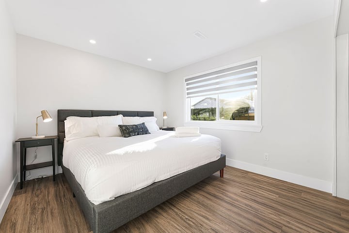 สัมผัสความสะดวกสบายสูงสุดในห้องนอนใหญ่คิงไซส์แห่งที่ 3 มอบความหรูหรากว้างขวางและสถานที่พักผ่อนที่เงียบสงบ 