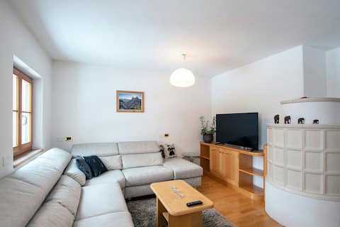 Top performing Airbnb: Apartment Idylia with garage and balcony in center in Urtijëi