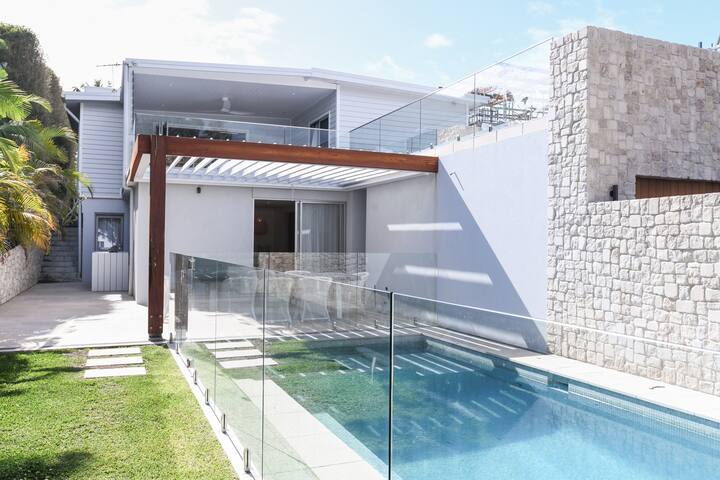 Warriewood Beachside 6 Bed House gallery image 2