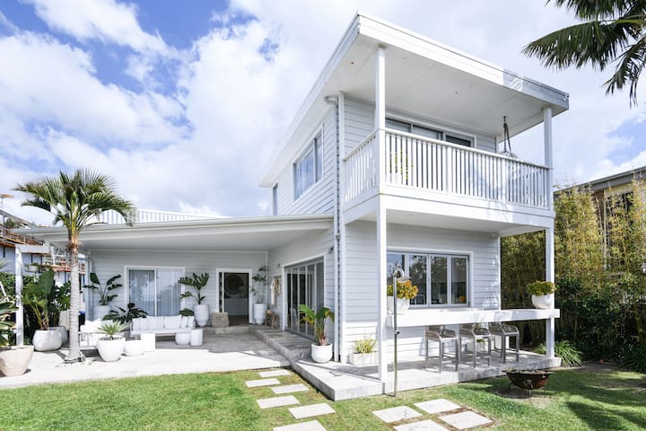 Warriewood Beachside 6 Bed House