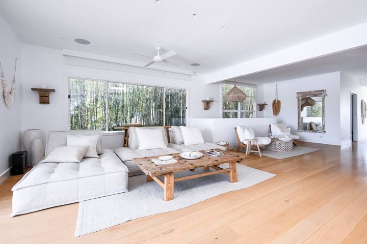 Warriewood Beachside 6 Bed House gallery image 3