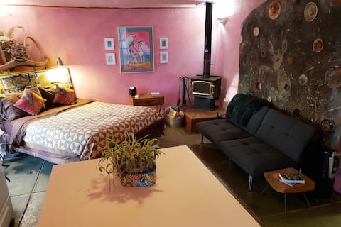 Romantic Casita, Hot tub, NM views, Oasis Retreat.